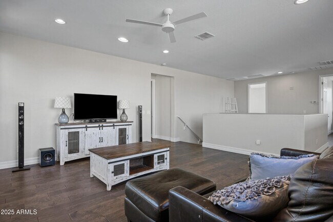 Building Photo - 2423 N Beverly Pl