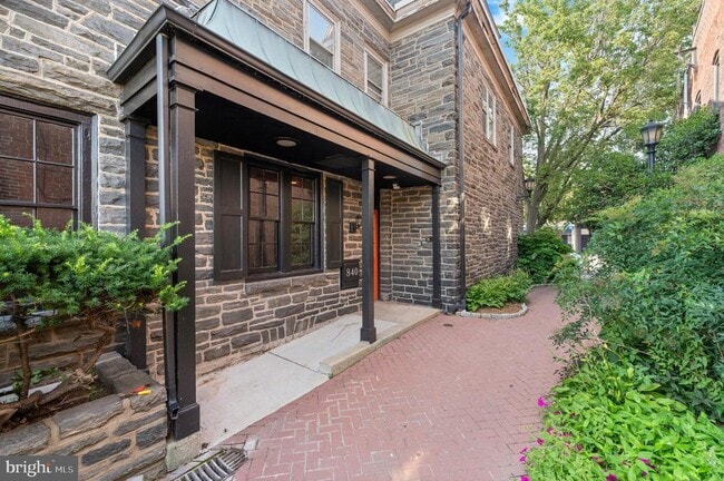 Building Photo - 840 W Lancaster Ave