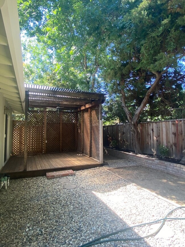 Building Photo - Pleasanton Single Story House 4 bed/2 bath, Downtown next to Amador Valley High! Great Location
