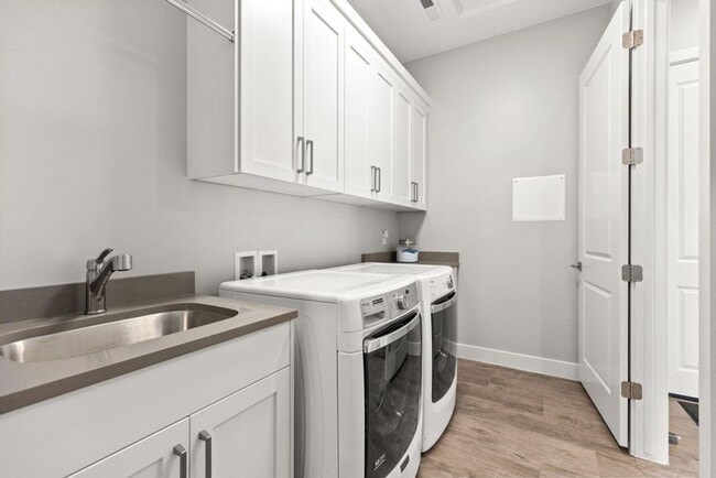 Building Photo - Beautiful 4 Bedroom Home!