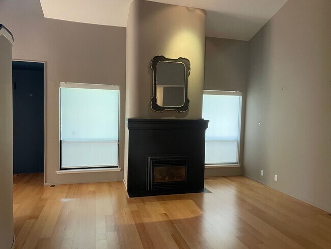 Building Photo - Beautiful End Unit Condo in Bennett Valley!