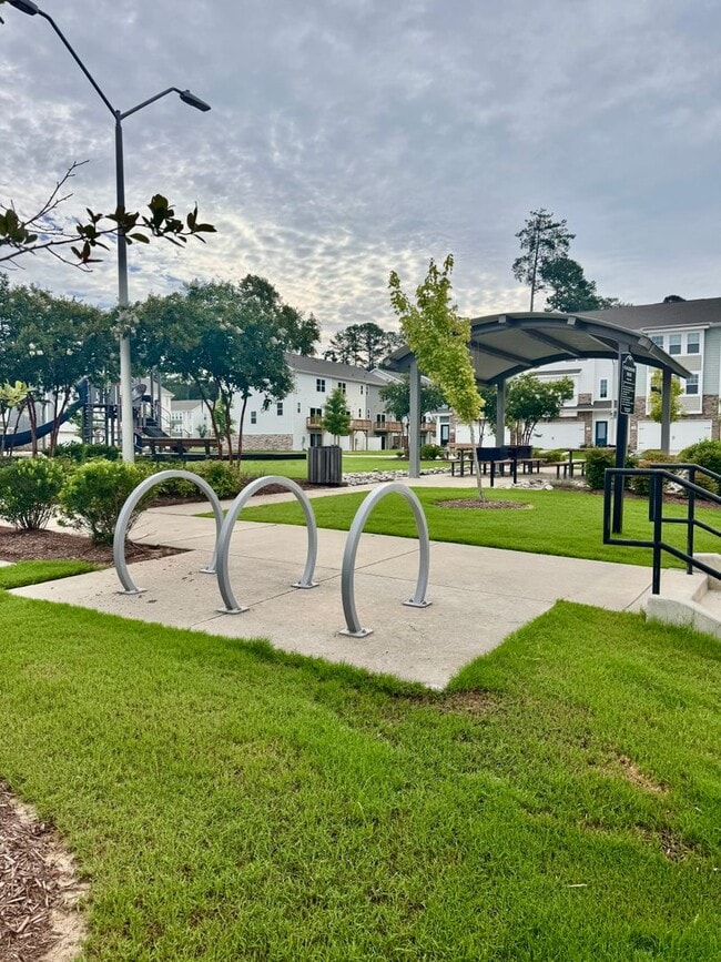 Building Photo - Convenient and Spacious Townhome