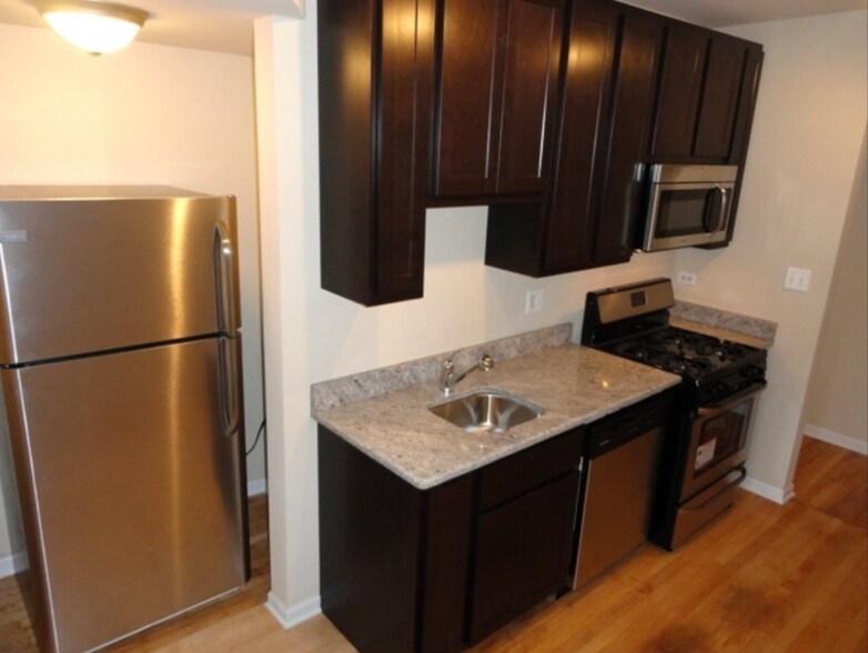 Building Photo - 2807 W Lawrence Ave