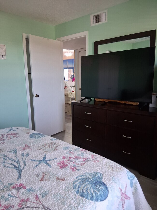 Building Photo - 2390 Ocean Shore Blvd