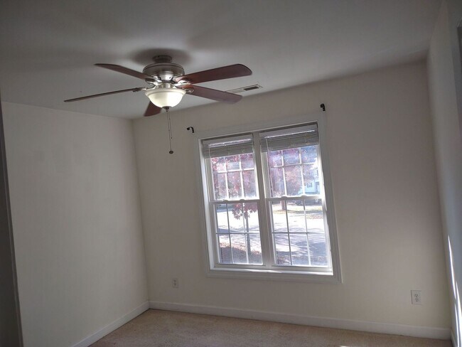 Building Photo - Lovely 2 Bedroom House | Great Location!