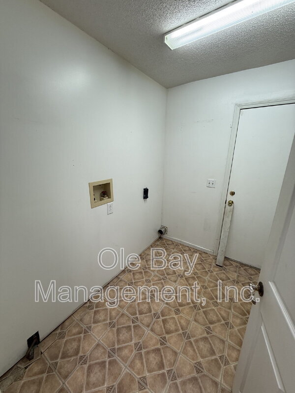 Building Photo - 9345 Spice Pond Rd Ext