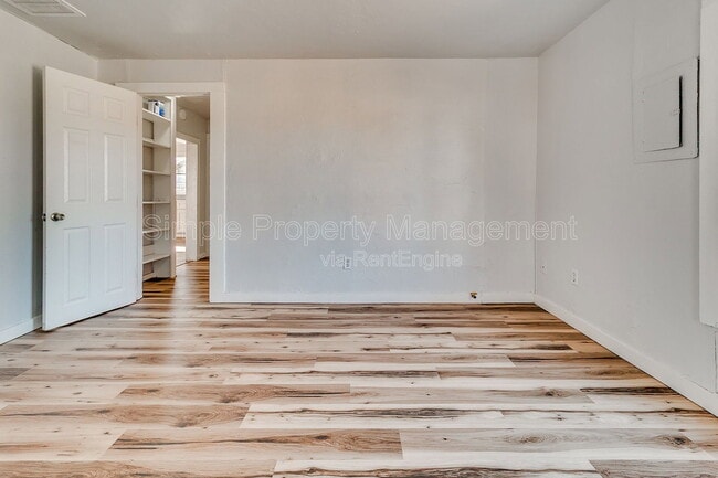 Building Photo - 620 W Acres St