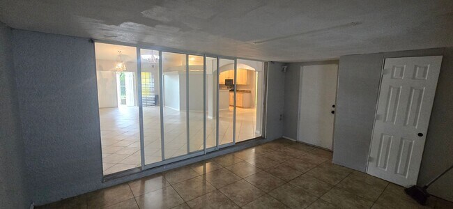 Building Photo - Huge Three Bedroom- 2 bath + den, 2 car ga...