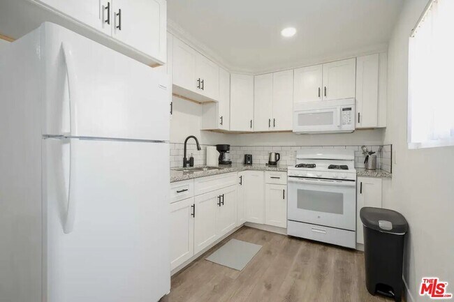 Building Photo - 2417 S Budlong Ave
