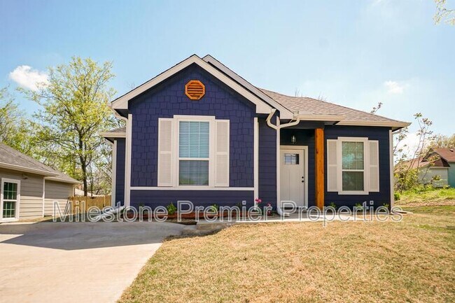 Primary Photo - 320 W Bond St