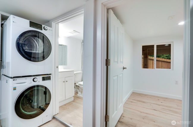 Building Photo - Private Property 2 BD, 2 BATH House!