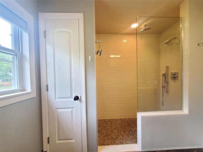 Building Photo - 14 Westcliff Dr