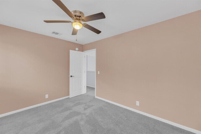 Building Photo - 131 Martin Crossing Dr