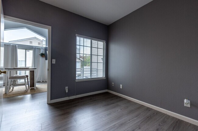 Building Photo - 2 bed/2 bath Upstairs Condo!