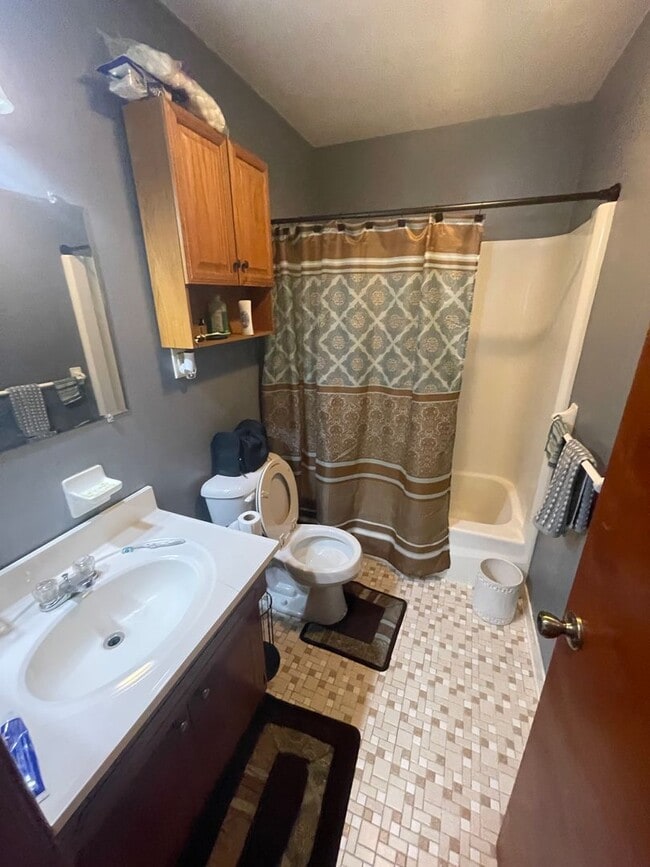 Building Photo - 2 BED / 1 BATH DUPLEX