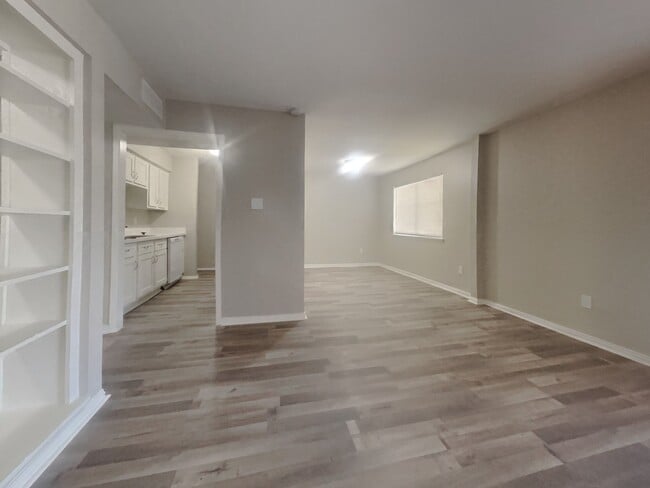 Building Photo - 5625 Antoine Dr