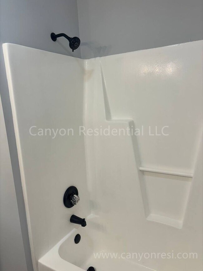Building Photo - Stylish 3 Bed, 2 Bath Retreat: Modern Livi...