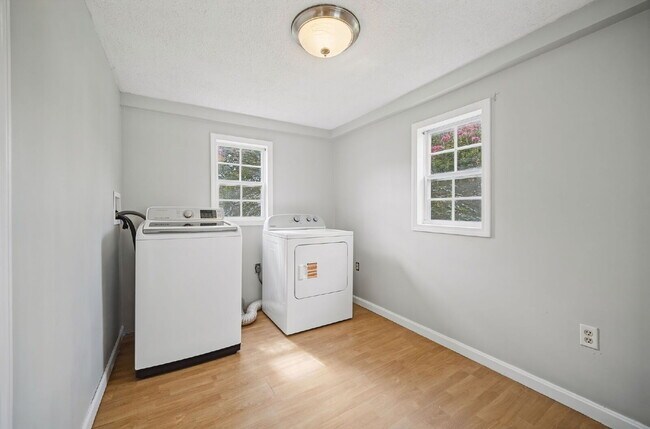 Building Photo - RARE FIND-4 BEDROOMS, 2 BATHROOMS, FENCED BACK YARD and GARAGE-PETS!!