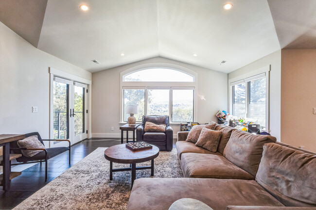 Building Photo - 30 Castlewood Dr