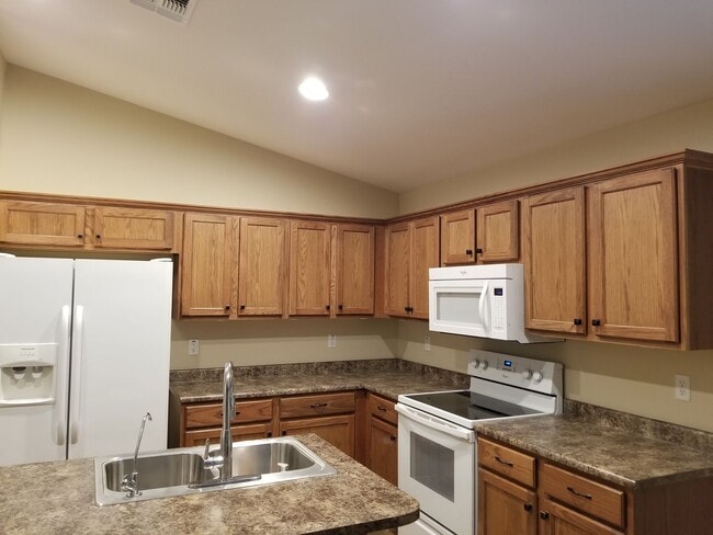 Building Photo - This spacious  4 bed 2.5 bath house -Blue Horizon Subdivision