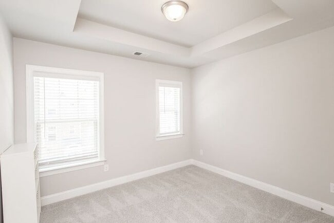 Building Photo - 3 story townhome in a great location in Chamblee