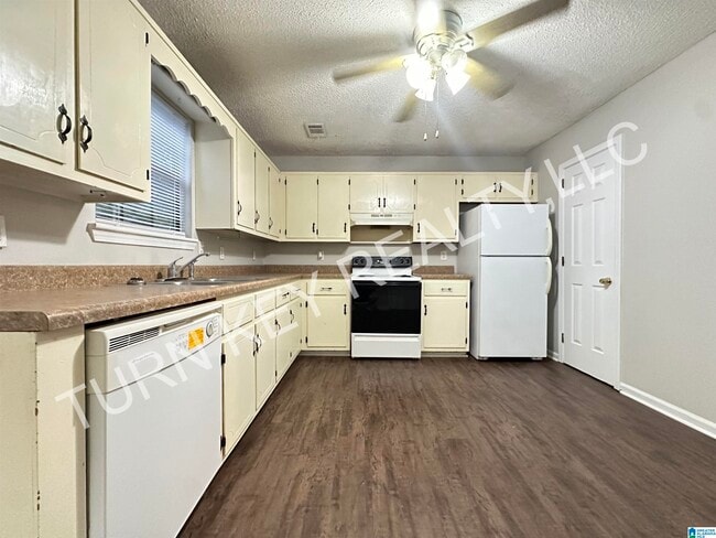 Building Photo - 2134 Cheshire Dr