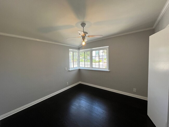 Building Photo - READY FOR MOVE-IN! 3+2.5 w/appliances + great backyard!