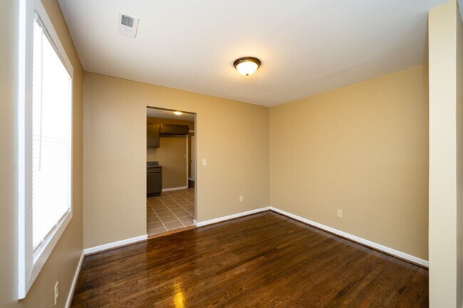 Building Photo - Move-In Ready Modern Makeover! Spacious 4-...