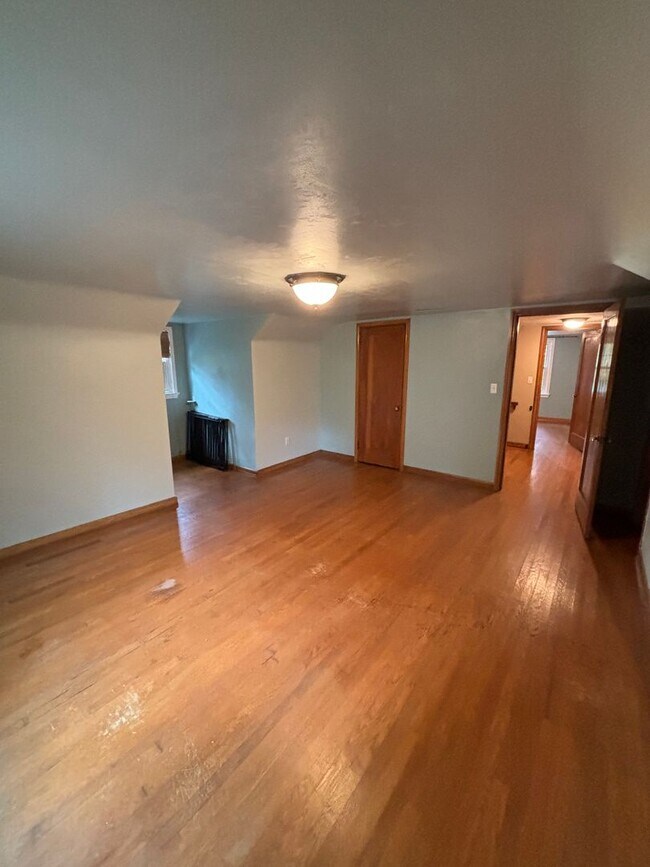 Building Photo - 619 White Oak Dr