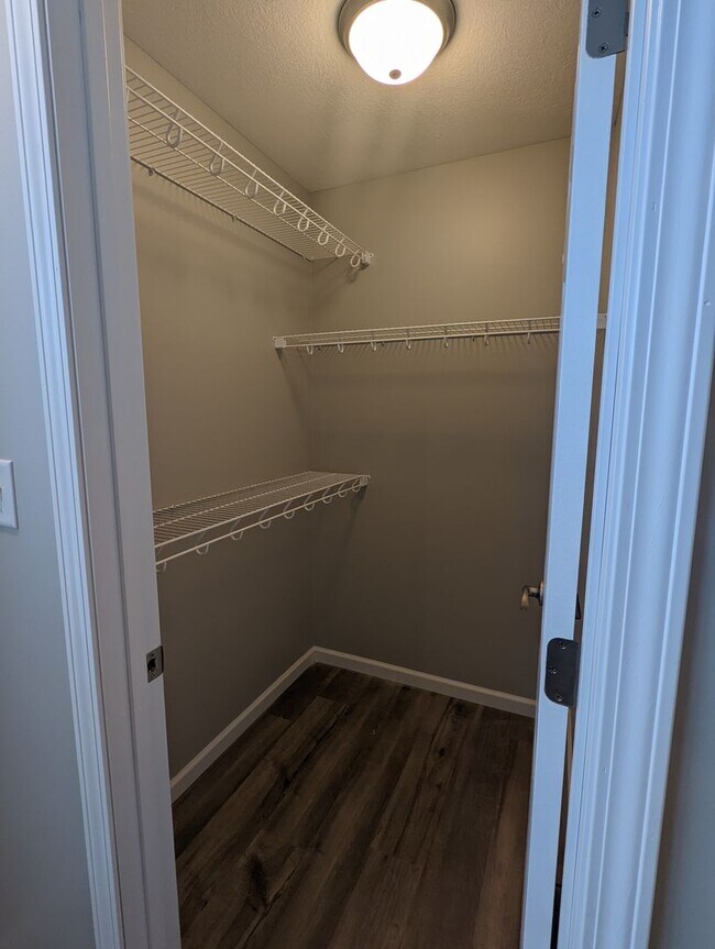 Building Photo - 4 Bedroom Home With An Open Floor Plan In A Quite Eastside Neighborhood-Pets Welcome!