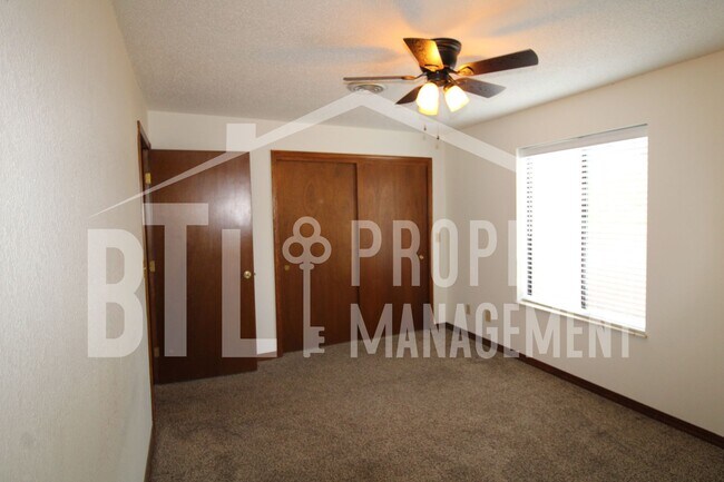 Building Photo - 130 Wilshire Dr