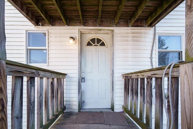 Building Photo - 547 1st St