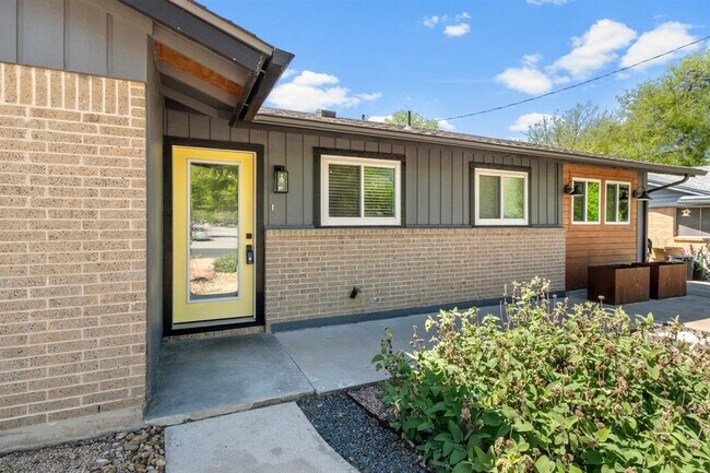 Building Photo - 1113 S Meadows Dr