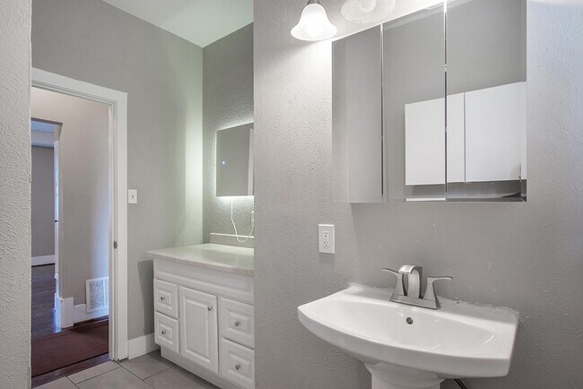 Building Photo - Renovated Winnetka Heights Craftsman home ...