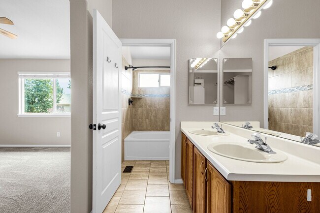 Building Photo - 4535 Star Ridge Dr