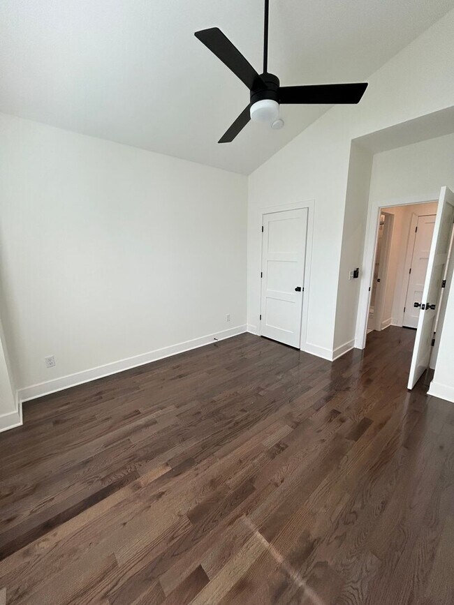 Building Photo - 108-110 Oakwood Ct