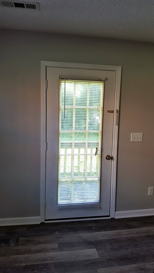 Building Photo - 8 - Hamilton Place