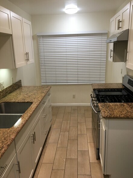 Building Photo - 2301 De la Vina St