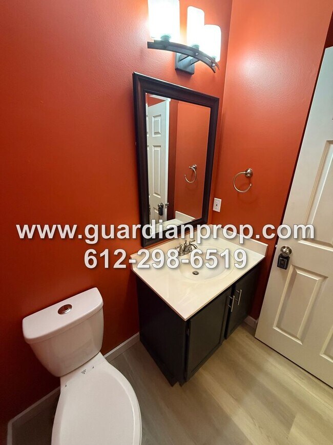 Building Photo - Woodbury Townhouse Available September  1, Open Floor Plan, Loft Area, Fireplace, Updated Kitchen...