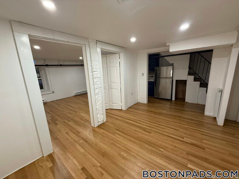 Building Photo - 686 Parker St