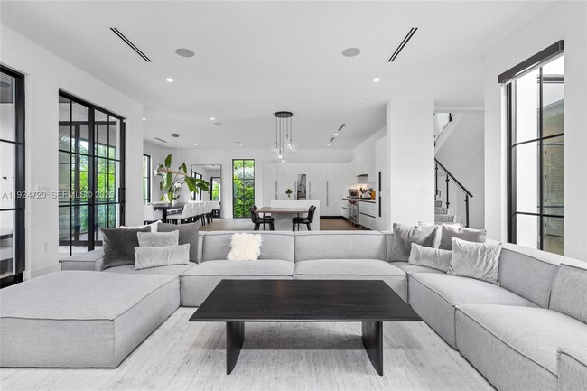 Building Photo - 895 NE 76th St