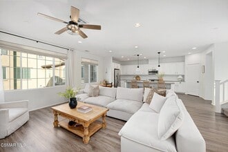 Building Photo - 425 Stratus Ln