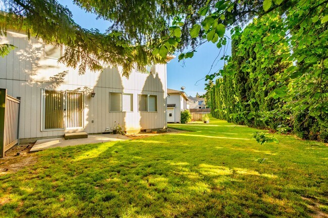 Building Photo - Spacious 3 Bed, 2 Bath Home with Garage & Large Yard in Puyallup!