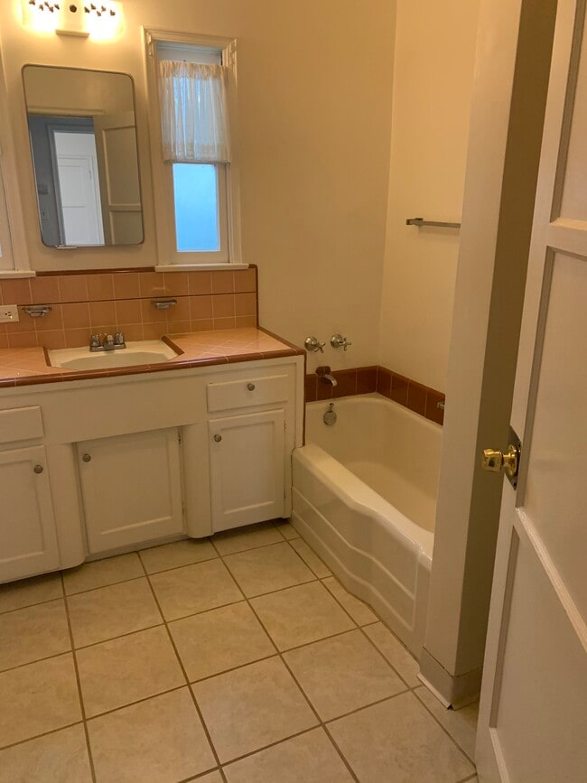 Full bath - 1803 N Allen Ave