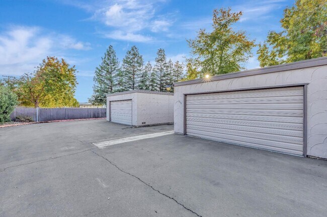 Building Photo - Recently updated spacious 3 bedroom 2.5 bath townhome available soon