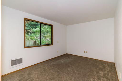 Building Photo - Maple Leaf 2-story 3 bed/2.5 bath with deck and garage available now for $3700!!