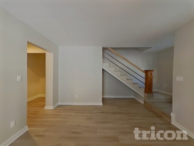 Building Photo - 2063 Los Lomas Dr