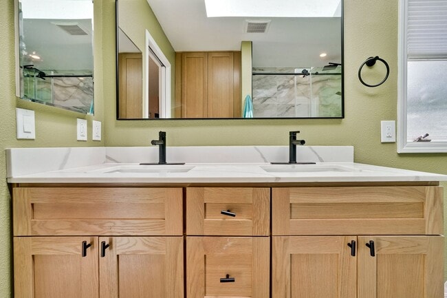 Building Photo - Large 3 Bed 2.5 Bath Townhome walking dist...