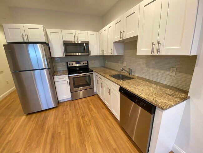 Building Photo - 875 Elm St