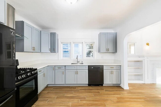 Building Photo - Bright and airy 2-bedroom 2-bath in Mid- City